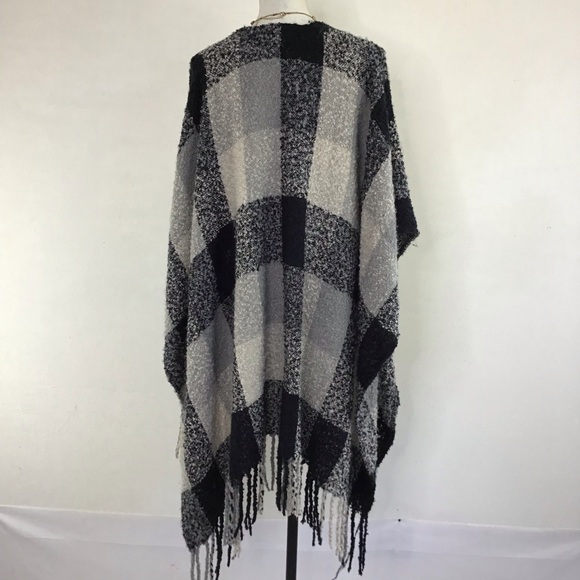 WOOLRICH WOMEN BLACK GREY PLAID FRINGE COZY TEDDYBEAR LIKE TEXTURE WRAP ONE SZ - Picture 2 of 10